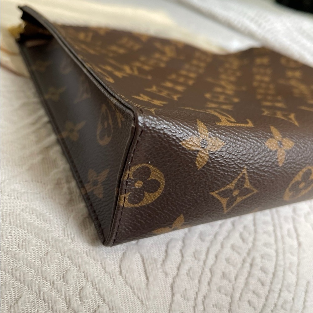 Louis Vuitton Monogram Pouch Toiletry 26 - Picture 4 of 11